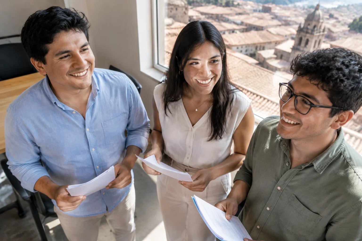 Tres participantes sonrientes al final de la ronda